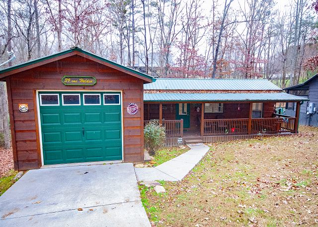 Copperhead Lodge Cabin #39 2 bedroom 1 bath with hot tub, pet friendly and internet access